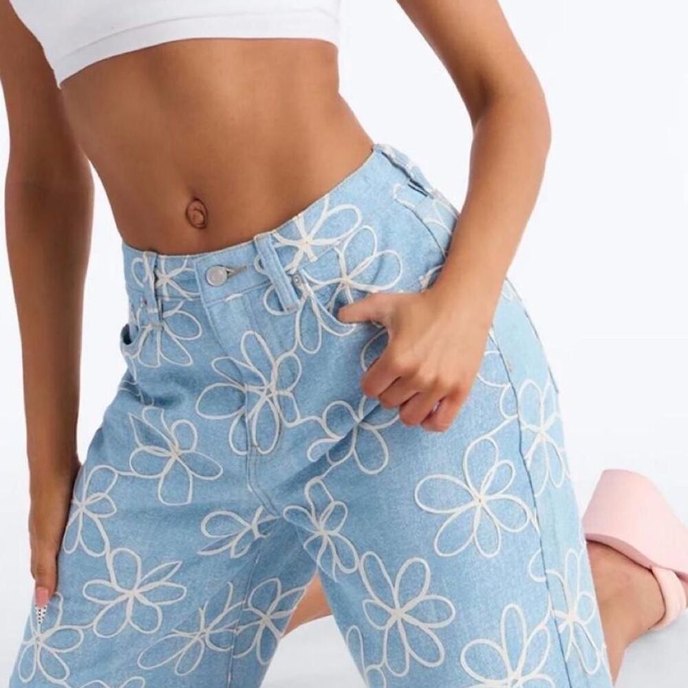Fashion Nova Womens Blue and White Flower Design Jean Bermuda Shorts Size 9
